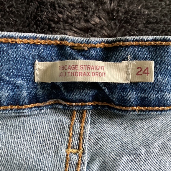 Levi’s light wash high waisted jeans - Picture 8 of 9